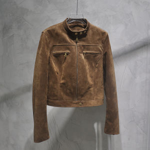เสื้อแจ็คเก็ตหนังสัมผัสกำมะหยี่ทรงเข้ารูปสไตล์มอเตอร์ไซค์สำหรับผู้หญิง ฤดูใบไม้ผลิ 2025 ทรงสั้น สีน้ำตาล แขนยาว ปกตั้ง