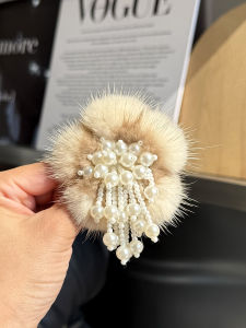 Fashionable Luxury Simple Design Water Rabbit Fur Flower Brooch Pin for Women Sweater Decoration Scarf Accessory Original Design