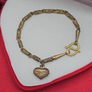 สร้อยข้อมือทองเหลืองโบราณลายปล้องเกลียวคั่นหัวจรวดห้อยจี้หัวใจ ความยาว 6.5 นิ้ว งานดิบไม่ได้ชุบ ทองเหลืองโบราณ