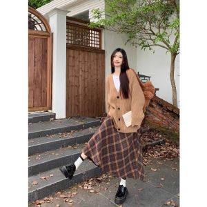 ชุดสามชิ้นฤดูใบไม้ร่วงสำหรับผู้หญิง แจ็คเก็ตถักสเวตเตอร์ กระโปรงสั้นลายสก็อตย้อนยุค ลำลอง โพลีเอสเตอร์ ฤดูใบไม้ร่วง/ฤดูหนาว