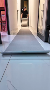 Cuộn Xốp Dán Tường 9M x50cm Tráng Nhôm dày 2mm có keo sẵn chống ẩm mốc