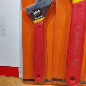 Mỏ lết bọc cao su  8 inch -200mm/ 10 inch -250mm /12inch 300mm LIWIN là dụng cụ thông dụng chuyên dùng để mở bu lông và đai ốc nó khác với cờ lê là có thể điều chỉnh được kích thước ngàm kẹp theo từng bu lông đai ốc khác nhau.