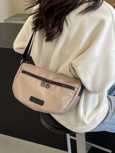 กระเป๋าสะพายข้างผ้าไนลอนความจุขนาดใหญ่สำหรับผู้หญิง ฤดูใบไม้ผลิ 2024 กระเป๋าทรงแป้งทอดแบบใหม่ที่น่ารักและเบาสำหรับใช้ในชีวิตประจำวันและไปทำงาน