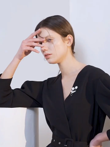 Double Tulip Brooch - Crystal Flower Pin for Blazer & Coat Trendy Korean Style Jewelry (Sparkling & Fashionable)