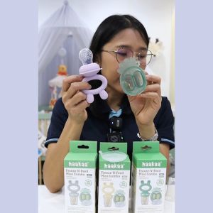 HAAKAA ซิลิโคนป้อนผลไม้ พร้อมถาดทำน้ำแข็ง Fresh Food Feeder & Cover Set (4m+)