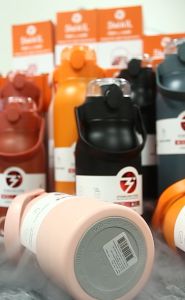 ยางกันลื่น กระบอกน้ำเก็บอุณหภูมิ สเตนเลส316 ความจุ 1ลิตร แก้วเก็บความเย็นและเย็น 18-24 ชั่วโมง เก็บน้ำร้อน/เย็น เก็บอุณหภูมิได้ยาวนาน ขวดน้ำ 18-24 ชั่วโมง