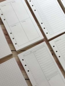 สมุดบันทึกแบบอิสระ A6 ช่อง 6 กระดาษแบบกราฟิกสไตล์คอนเนอร์ สมุดบันทึกแบบมีช่องว่างสำหรับจัดการเวลา สมุดบันทึกรายวัน สมุดบันทึกรายเดือน