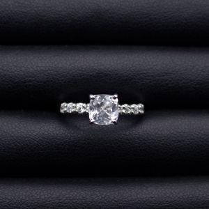 แหวนพลอย พลอยไวท์โทปาส (White Topaz) ก้านแหวน เพชรCZ เตัวเรือนเงิน 92.5% ชูบ ทองคำขาว 52-6 สีทอง ไซส์นิ้ว