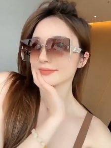 Kacamata Pantai Bingkai Persegi Untuk Wanita Hitam Anti UV Tanpa Bingkai Bentuk Persegi Frame Logam