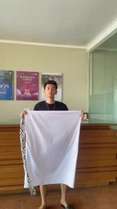 Sarung Lilit Srikandi Putih Polos Dewasa Gaya Tradisional