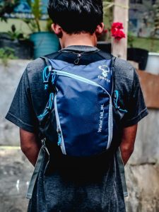 tas hedropek dari cervus kapaaitas 10L sangat hiking  trepling sangat cocok banget peria wanita busa pake depan belakamg sudah dilangkapi kartemen buat taro triking pol waterbelder juga busa bahan sudah semi waterpup jadi aman banget sAAT aktipitas di tas