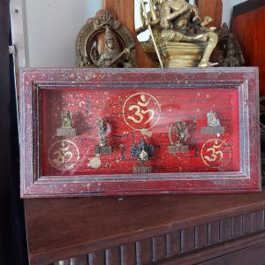 พระพิฆเนศ เนื้อโลหะ 5 องค์ ปางไม่เหมือนกัน อยู่ในกรอบไม้และกระจกเก่าหิ้ง  ถ้าถอดสกรู 4 ตัวด้านหลังทำความสะอาดภายในได้ค่ะ องค์พระพิฆเนศสภาพสวยทุกองค์