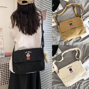 GOODOO หมีเย็บปัก กระเป๋าแมสเซนเจอร์ ผ้าใบแคนวาส เรโทร กระเป๋าโท้ทญี่ปุ่น ที่มีคุณภาพสูง จุได้มาก กระเป๋าสะพายไหล่นักเรียน ผู้หญิงผู้ชาย