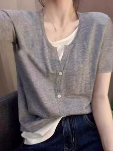 เสื้อยืดไหมน้ำแข็งคอวีแขนสั้นผู้หญิงฤดูร้อนบางๆ ทรงหลวมๆ ลายทางสีตัดกัน เสื้อผ้าทำงานสไตล์เกาหลี ผ้าถัก เสื้อยืด