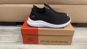 Giày chạy bộ Skechers untra 4 vạch Memory Foam cho nữ màu đen