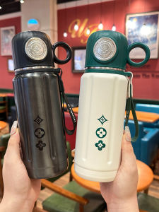 ถ้วยดื่มน้ำอุ่นแบบมีฝาปิดความจุขนาดใหญ่ 304 สเตนเลส ถ้วยดื่มน้ำแบบมีฝาปิดแบบสามชั้นสำหรับนักเรียน ถ้วยดื่มน้ำแบบพกพาสำหรับผู้ชายและผู้หญิง