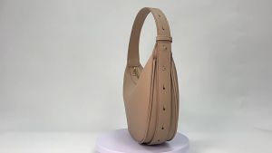 กระเป๋าสะพายผู้หญิง กระเป๋าแฟชั่นผู้หญิง กระเป๋าถือ  แต่งซิป สามารถปรับได้