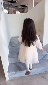 Dress Klasik 2in1 Anak Perempuan Usia 1-4 Tahun | Pakaian Import Premium Terbaru Anak Cewek Model Baju Dress Lengan Panjang Balon Kombinasi Rompi Outer Rajut Motif Kotak Kotak Variasi Kancing Mix Rok Tutu Tile Kembang Free Tas Boneka Samping | Jc