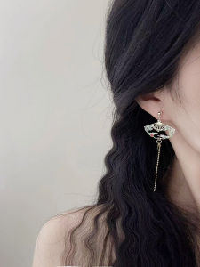 ต่างหูรูปผีเสื้อสไตล์จีนโบราณแบบไม่สมมาตรสำหรับผู้หญิง ต่างหูรูปมุกยาว ต่างหูแบบหัวเข็มขัดสำหรับใส่กับชุดฮันฟู่