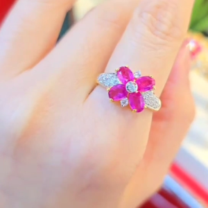 แหวนพลอยทับทิมแท้ ประดับเพชรสวิส ตัวเรือนทองคำแท้ 90% ขนาดแหวน 56 ดีไซน์รูปดอกไม้