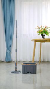 ไม้ถูพื้นปั่น ไม้ม็อบถูพื้น แถมผ้า2ผืน ชุดถังปั่น spin Mop ชุดถังปั่น spin Mop โดยการออกแบบถังแยกน้ำสกปรกและน้ำสะอาด สามารถหมุนได้ 360°ผ้าถู