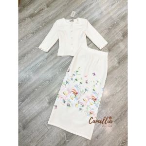 ชุดไปวัด🛕ชุดทำบุญ🛕เสื้อคอปีนแขน 3 ส่วน+กระโปรงทรงเข้ารูปพิมพ์ลายชายกระโปรง🛕 camellia