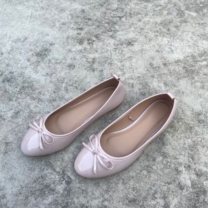 รองเท้าส้นแบนหัวมนสไตล์บัลเล่ต์สำหรับผู้หญิง พื้นนุ่ม สไตล์เกาหลี ฤดูใบไม้ผลิและฤดูร้อน รองเท้าลำลองสีแดง รองเท้าหนังนิ่ม