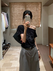 CHOEFULYN | Vintage Distressed Print Black Off-Shoulder T-shirt