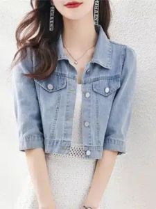 เสื้อแจ็คเก็ตยีนส์ทรงสั้นบางสำหรับผู้หญิงในช่วงฤดูร้อนปี 2022 สไตล์เกาหลี เสื้อเชิ้ตยีนส์ทรงสั้นแฟชั่น เสื้อผ้าทำงาน
