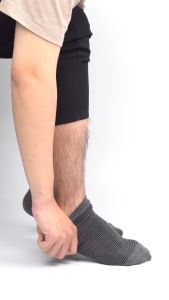 Tất nam cổ cao đi giày tây GOMTAT hoạ tiết sọc ngang chất liệu cotton hút ẩm thoáng khí - GOM-TAY09-1DOI