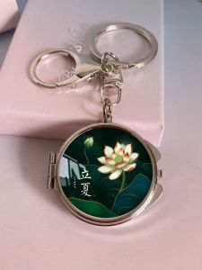 Mini Compact Mirror Portable Folding Makeup Mirror Keychain for Bé Gáifriend Personal Hygiene And Beauty Tools Compact Mirror