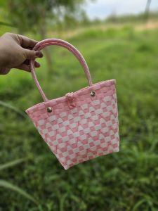 กระเป๋าสานพลาสติก รุ่นลายสอดจิ๋ว ขนาด 9×14×18 ซ.ม.