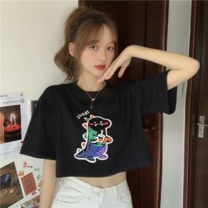 เสื้อยืดแขนสั้นพิมพ์ลายการ์ตูนสไตล์เกาหลีหลวมๆ สำหรับนักเรียน ฤดูร้อน 2024 เสื้อผ้าทำงานผู้หญิง คอกลม แขนสั้น ผ้าฝ้ายผสม