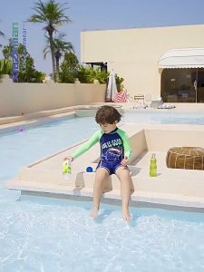 Đồ bơi bé trai liền thân tay dài chất vải chống nắng mềm mại và co giãn họa tiết cá mập có size cho bé từ 9kg đến 30kg