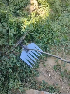 【อัพเกรดเหล็กหนาพิเศษ】คราด อุปกรณ์ทำสวน คราดเก็บหญ้า คราดเหล็ก หัวคู่จอบขุดดิน แข็งแรง ทนทาน คราดทำสวน กำจัดวัชพืชร้อยไร