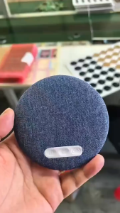 Tai nghe không dây Bluetooth với thiết kế vải denim điều khiển cảm ứng kết nối không dây sử dụng trên bàn gỗ phù hợp cho nghe nhạc trên điện thoại thông minh.
