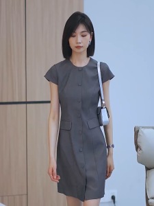 Đầm công sở cổ tròn cài nút trước dáng suông phối túi nắp kiểu