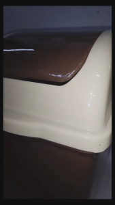 BROWN SWING TRASH CAN/TRASH BIN WITH SWING LID/ BASURAHAN/ GARBAGE BIN/ DUST BIN/ RECYCLE BIN/ TRASH CAN/ HOUSEHOLD BIN KITCHEN PLASTIC BIN BATHROOM BIN