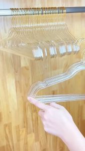 [สินค้าแนะนำ] ไม้แขวนเสื้อพลาสติกแบบใส ลายกลิตเตอร์ ไม้แขวนเสื้อกันลื่น แขวนผ้าประดับลายกลิตเตอร์ด้านใน สีสดใสน่ารัก ขนาด 40*22mm รุ่น.N10