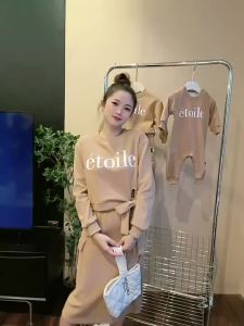 <906> ชุดสำหรับเด็ก 2024 เสื้อผ้าฤดูใบไม้ร่วงครอบครัวสามตัวอักษรดึงเชือกรูดเสื้อกันหนาวกระโปรงครึ่งตัวชุดแม่ลูกเสื้อผ้าเด็กเกาหลี