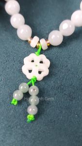Vòng tay đá Cẩm Thạch bạch ngọc size 7.7 li phối charm cỏ 4 lá bạch ngọc và bánh xe cẩm thạch | Hoa Minh Gem