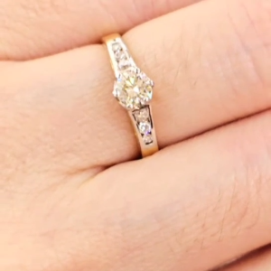 แหวนหมั้น แหวนแต่งงาน แหวนเพชรแท้ เพชรธรรมชาติ เม็ดกลาง 0.45 กะรัต เฒ้ดข้าง 6/0.18 กะรัต ตัวเรือนทองคำแท้ 90% ขนาดแหวน52