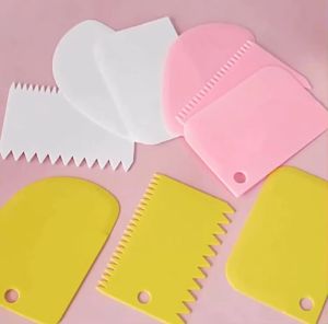 (ส่งจากไทย) ชุดปาดเค้ก แผ่นปาดครีม แผ่นตัดแป้ง Bakerchef Set 1 ชุด 3 ชิ้น 3แบบ