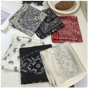 ผ้าพันคอไหมสีแดงสไตล์ฮิปฮอปวินเทจคลาสสิกอเนกประสงค์สำหรับเต้นรำบนถนน ผ้าพันคอ ผ้าพันผม ยางยืดตกแต่ง เครื่องประดับแฟชั่นฤดูใบไม้ผลิและฤดูใบไม้ร่วง