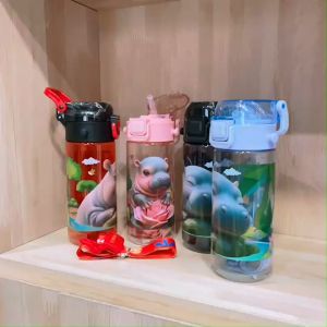 🦛 ป้ายยา น่ารักมากจริงๆ กระติกน้ำ ลายฮิปโปแคระหมูเด้ง 450 ml. BPA Free แบบกดหลอดเด้ง มีสายสะพาย ( หยิบคละท่าทาง )