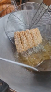 หมูกรอบมั้ย  หมูกรอบจัดส่งทุกวันจันทร์  มาพร้อมความกรอบอร่อยและน้ำจิ้มรสเด็ด