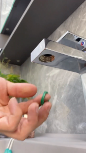 Vòi nối dài bằng đồng thau chống gỉ và bền bỉ. Sản phẩm có kích thước phổ thông và được trang bị dòng nước áp lực. Có hai chế độ điều chỉnh dòng nước và đa chức năng. Có thể xoay 1080 độ để vệ sinh mà không bỏ sót điểm mù.