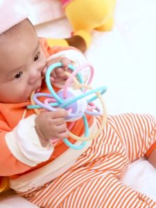 mainan bayi bola Manhattan / rattle teether bayi / gigitan bayi/ teether bayi bahan lembut