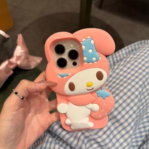 🥰💕COD + FreeShipping🥰💕สต็อกซิลิโคนน่ารักกอดกระต่ายสตรอเบอร์รี่สำหรับ Iphone 13 14 15 16 Promax เคสโทรศัพท์14Plus 15Plus