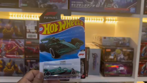 Mô Hình Xe Hot Wheels Aston Martin Aramco F1 Team Green Mainline 1/64 (Card Vỉ Original)